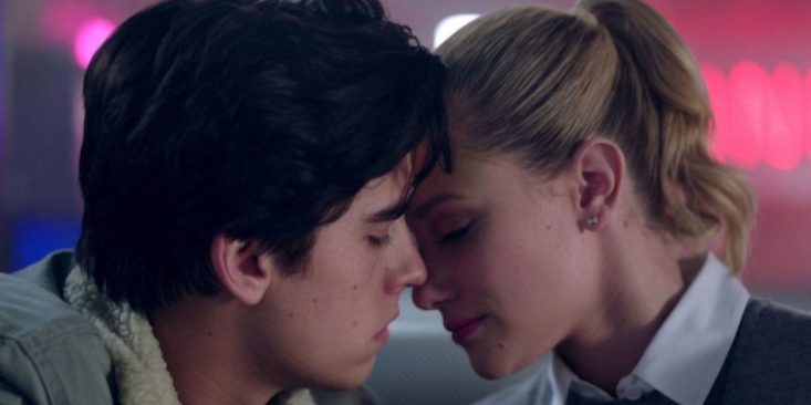 Cole-Sprouse-Lili-Reinhart-Jughead-and-Betty-kiss-on-riverdale